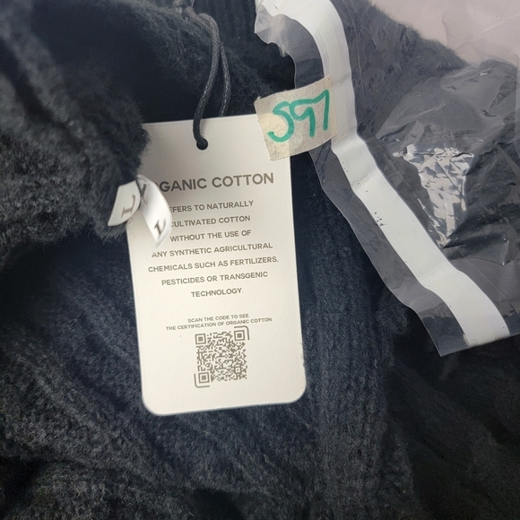 NWT black knit long tassle sleeve crop sweater Size large - Picture 5 of 5